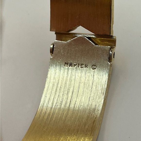 4022-PTT Vintage Signed Napier Bangle Goldtone Metal Blue & Green Geometric - Picture 5 of 13